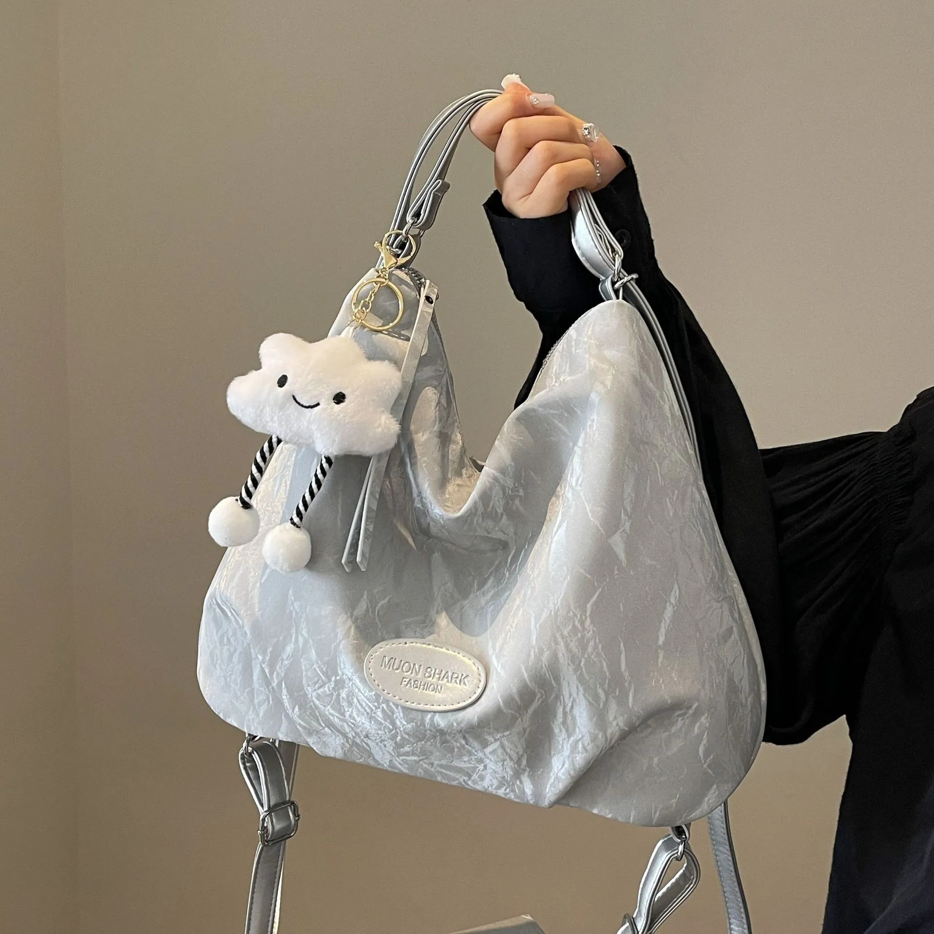 Sac à Main Plissé en Cuir PU pour Femmes Grande Capacité Sac Fourre-tout Urbain Simple Avec Pendentif Nuage en Peluche