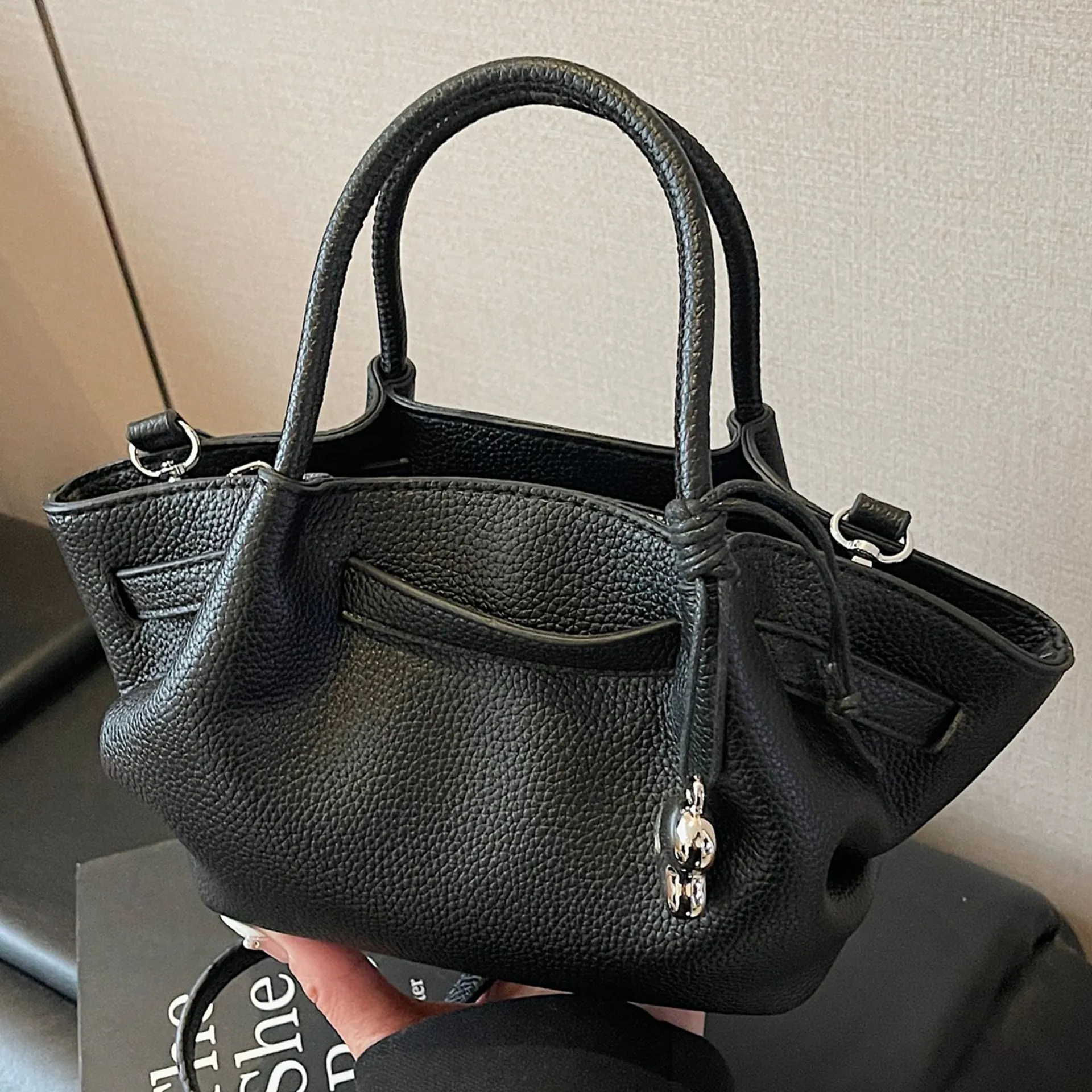 Vintage Litchi Grain PU Leather Crossbody Bag For Women Retro Wings Shaped Handbag With Metallic Heart Pendant Shoulder Bag