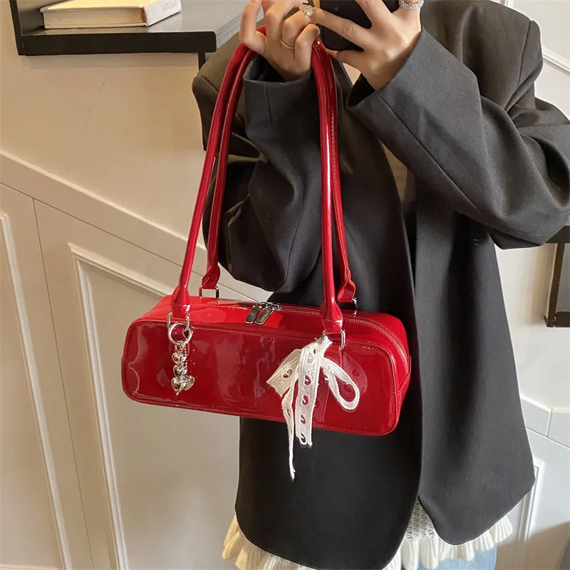 Sac Sous le Bras en Cuir PU Brillant Vintage pour Femmes Avec Nœud en Dentelle Pendentif Cœur Sac à Bandoulière Mode pour Fête