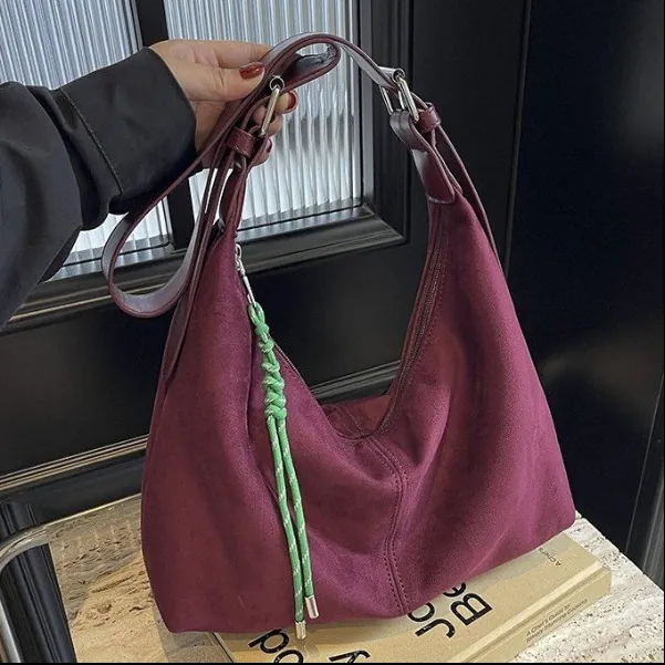 Sac Cabas Femme Rétro en Daim Maillard Mode Sac sous le Bras Épaule Grande Capacité Sac de Navettage Dépoli Avec Pendentif Vert