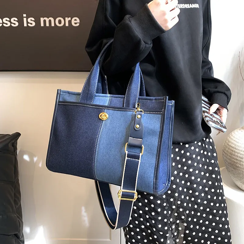 Sac Cabas en Denim Patchwork pour Femmes Couleur Contrastée Grande Capacité Sac à Épaule Bandoulière Avec Fermoir Tournant en Métal pour Trajet Décontracté Street Style