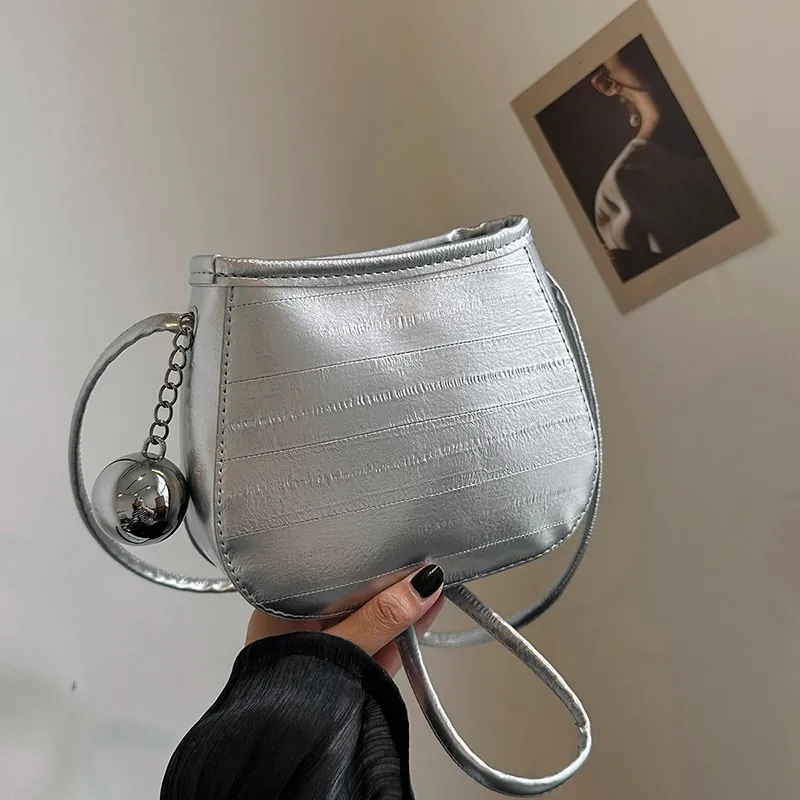 Sac Seau en Cuir PU Matelassé Vintage pour Femmes Sac à Bandoulière Mode Avec Pendentif Boule en Métal Argenté Pochette