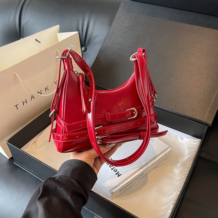 2024 Mode Vrouwen PU Leer Okseltas Motorstijl Glanzende Crossbody Tas Met Gespbanden Verstelbare Schoudertas