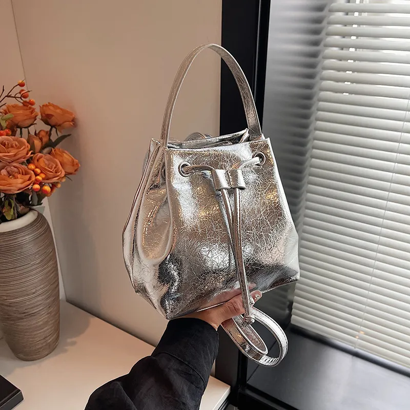 Sac Seau Moderne Métallisé Froissé pour Femmes Cordon de Serrage Cuir PU Brillant Sac à Bandoulière Sac à Dos de Mode