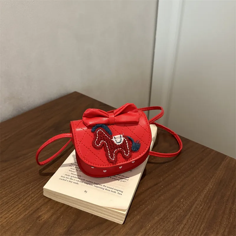Kinderen Meisjes Rood PU Leer Mini Crossbodytas Zoete Strik Paard Borduurwerk Gewatteerd Hartpatroon Kleine Vierkante Tas Schoudertas