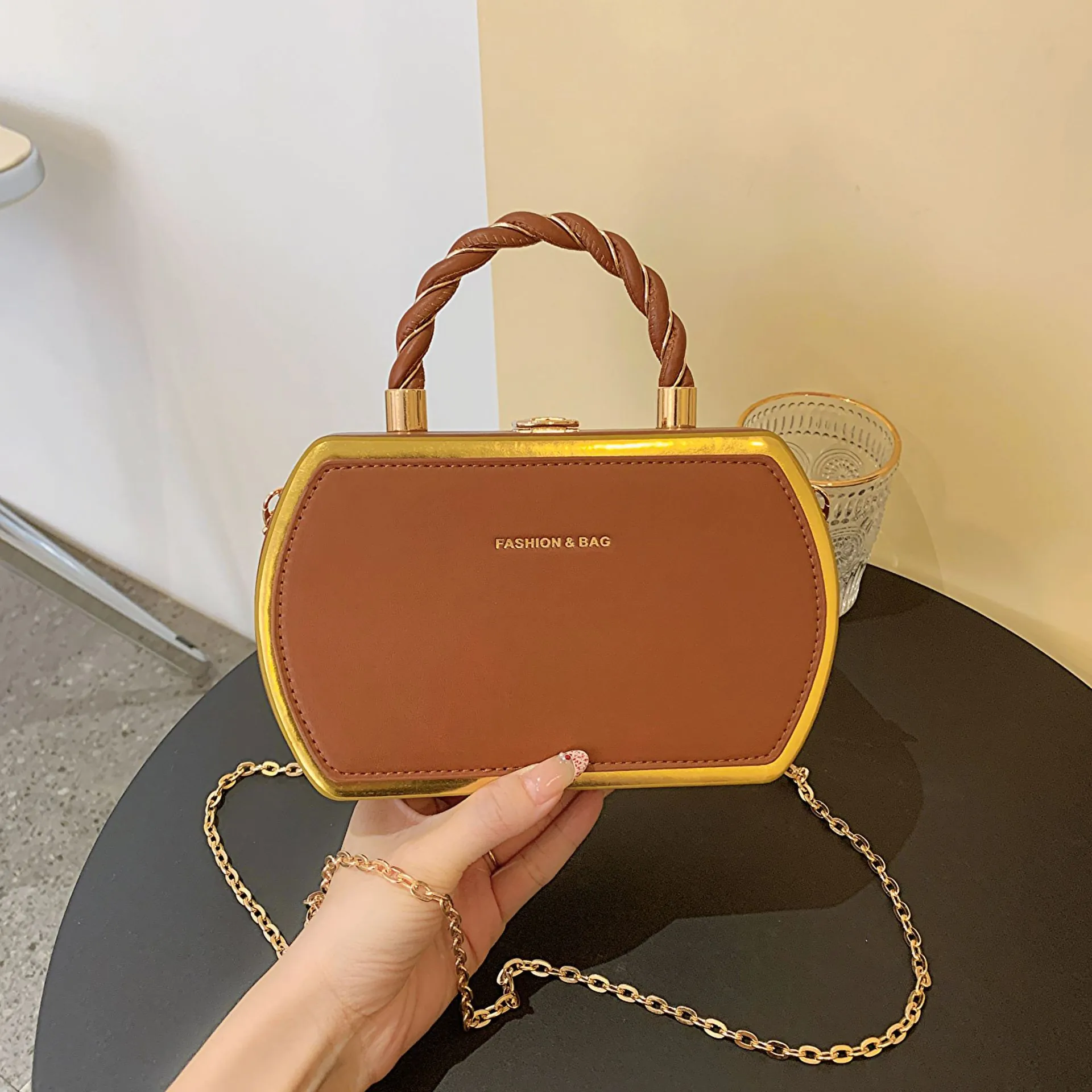 Mode Hexagonale PU-Leder Handtasche Mit Gold Metallrahmen Gedrehtem Griff Kette Schulter Umhängetasche Für Damen Party Bankett