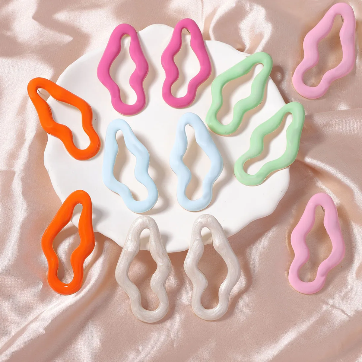 Orecchini a Bottone Coreani Minimalisti a Forma di Nuvola Svuotata in Lega di Zinco Multicolore per Donna Gioielli per Pendolarismo Quotidiano