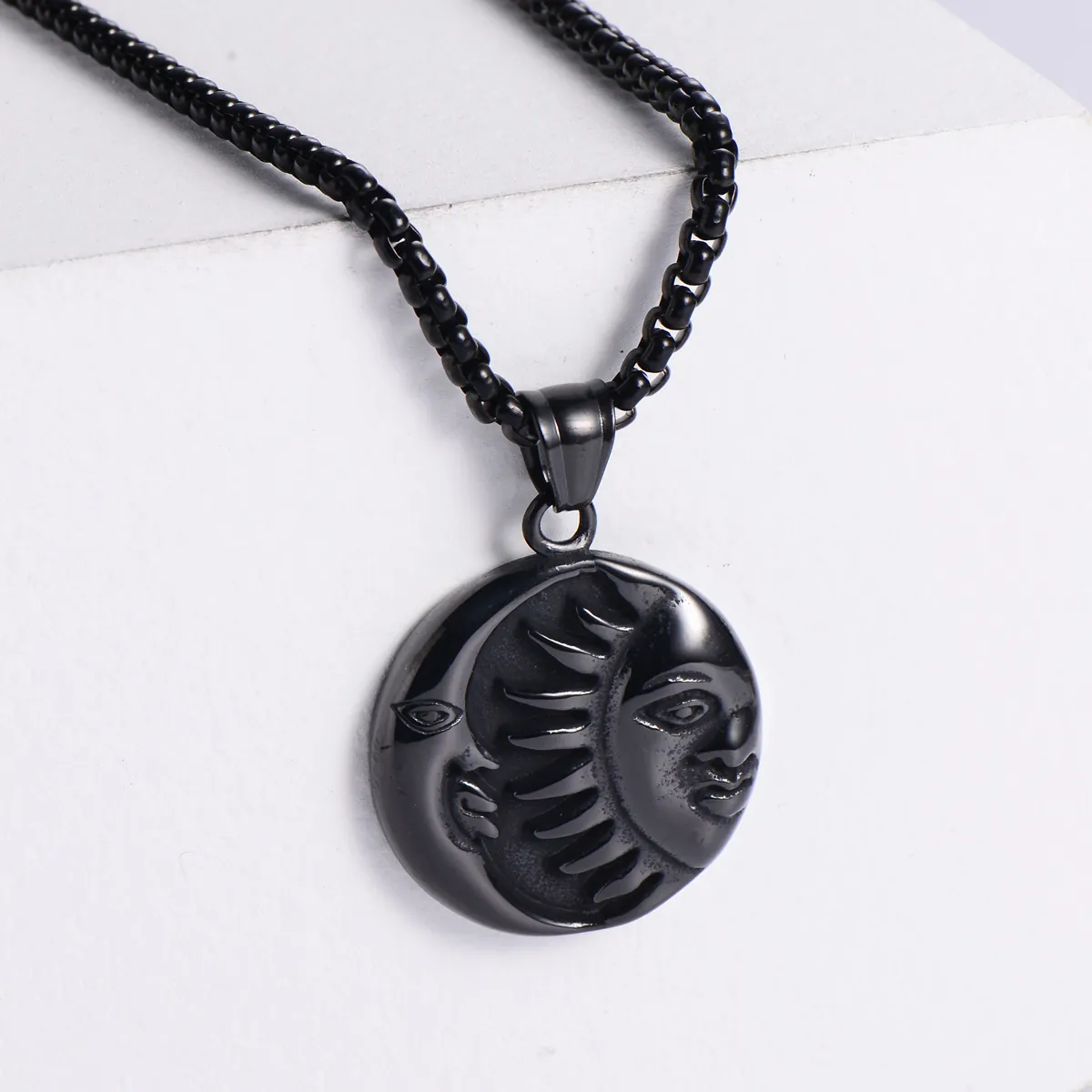 Sonne Mond Anhänger Halskette 316L Edelstahl Gesicht Relief Rund Retro Punk Gothic Mystischer Schmuck Unisex