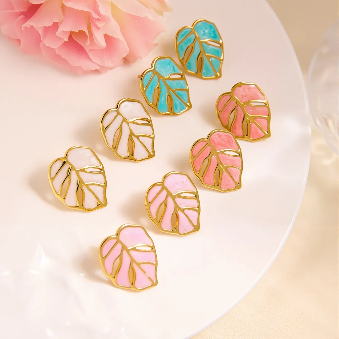 Boucles d'Oreilles Clous en Acier Inoxydable Feuille de Monstera pour Femmes Plaquées Or Émail Style Plante Tropicale Bijoux Ajourés Légers Imperméables