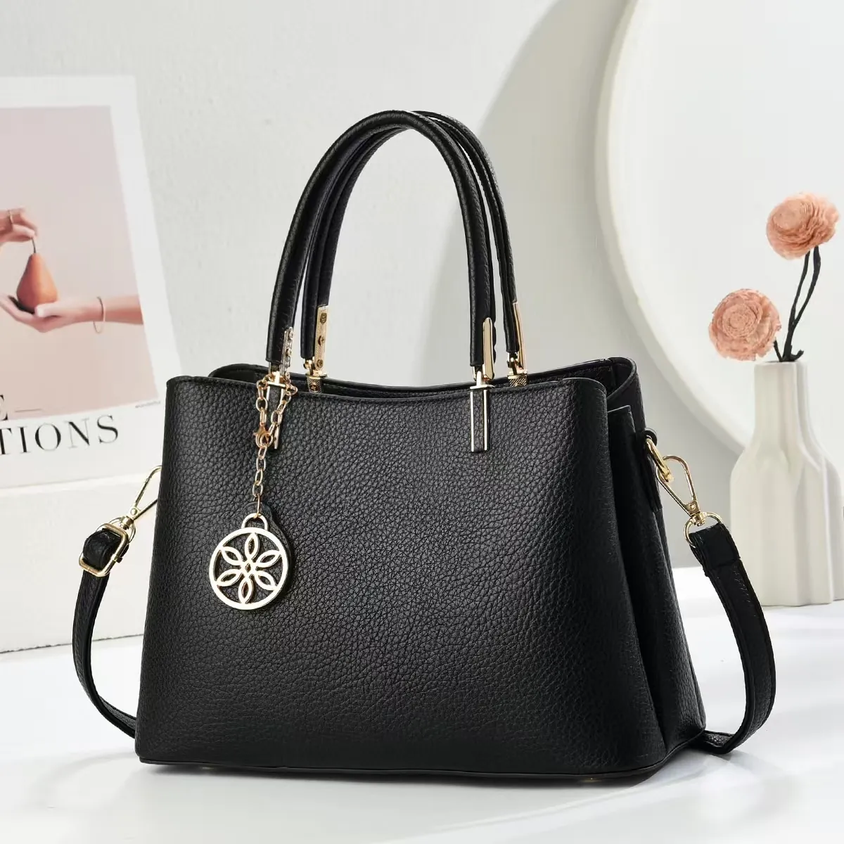 Sac à Main Femme en Cuir PU Motif Litchi Avec Pendentif Fleur Dorée Sac Cabas Bandoulière pour Bureau Quotidien Fête
