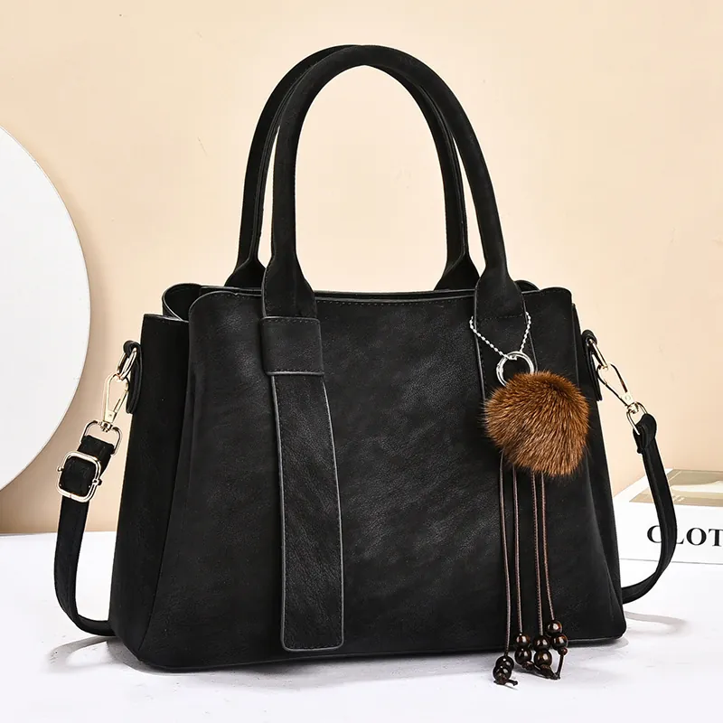 Sac à Main en Cuir PU Rétro pour Femmes Grande Capacité Navettage Sac Fourre-Tout Avec Charme de Boule en Peluche Sac Bandoulière