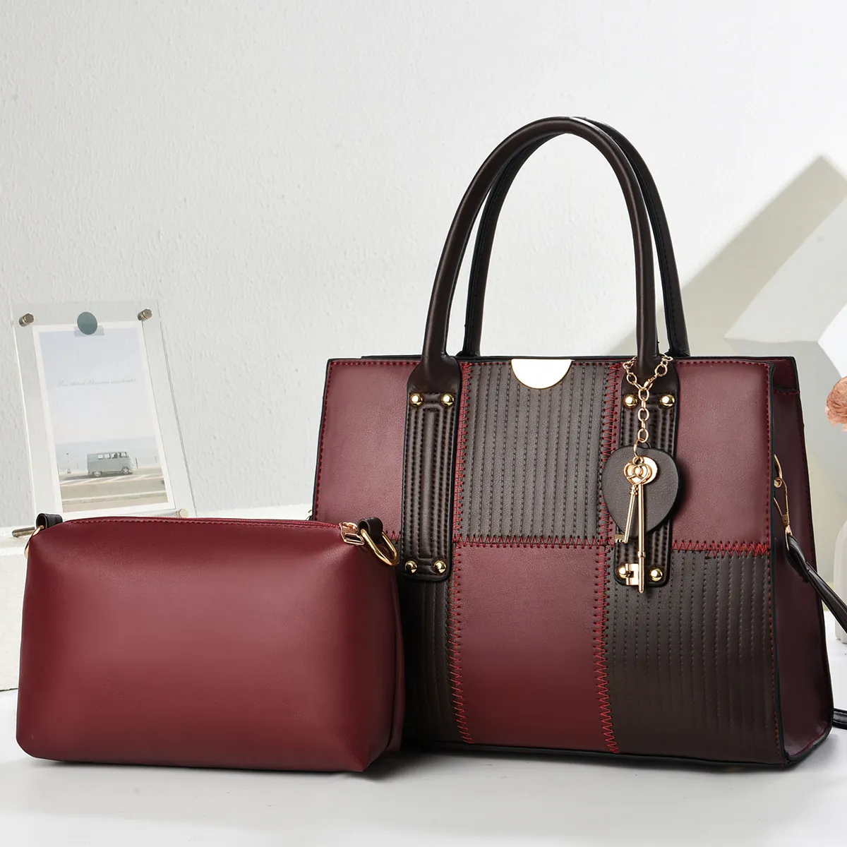 Ensemble Sac Tote Femme Mode Cuir PU Grande Capacité Blocs de Couleur Sac à Main Et Pochette Avec Pendentif Coeur