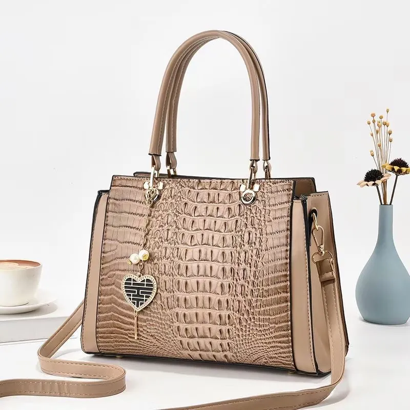 Sac à Main Femme en Cuir PU Motif Crocodile Grande Capacité Sac à Bandoulière Avec Pendentif Coeur Élégant Sac Fourre-tout