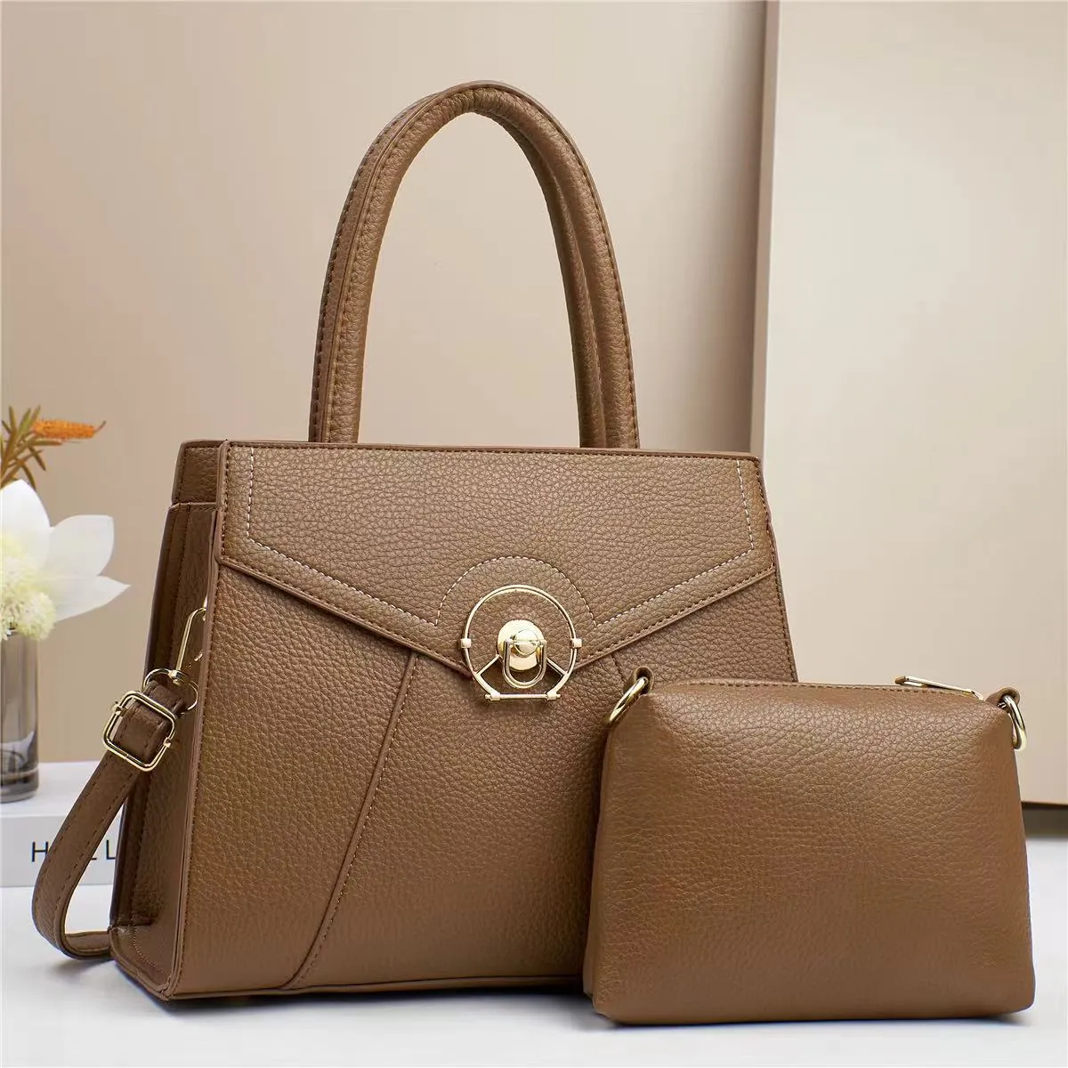 Set di Borse a Mano e Tracolla da Donna in Pelle PU a Grana con Serratura in Metallo Dorato e Piccola Pochette a Zip