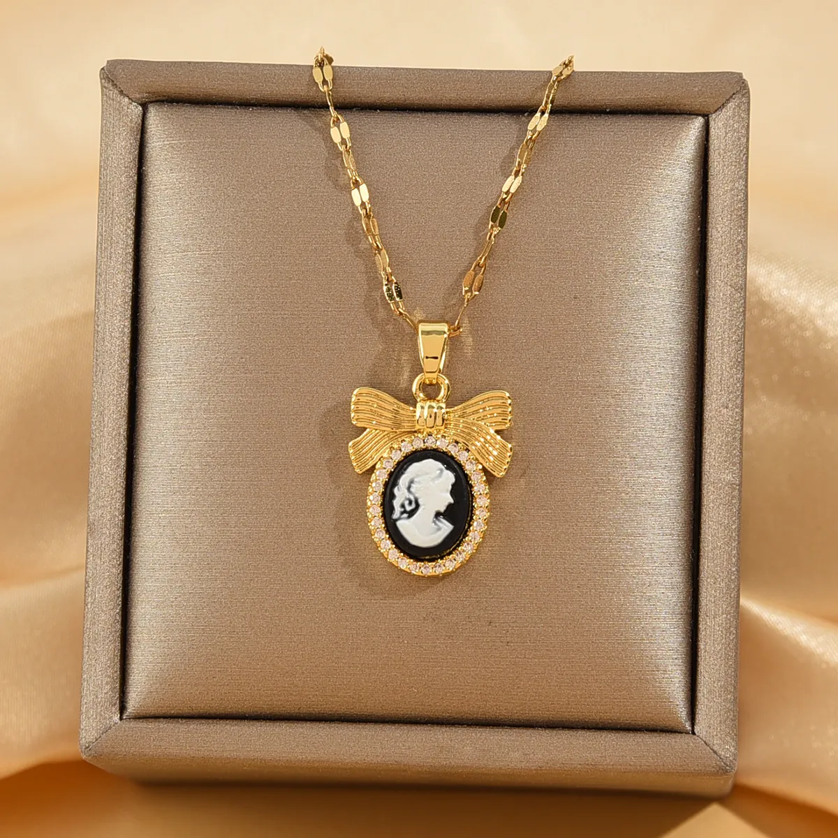 Vintage Bow-tie Cameo Portrait Pendant Necklace For Women Luxury Copper Zirconia Inlaid Gold Plated Elegant Jewelry Gift