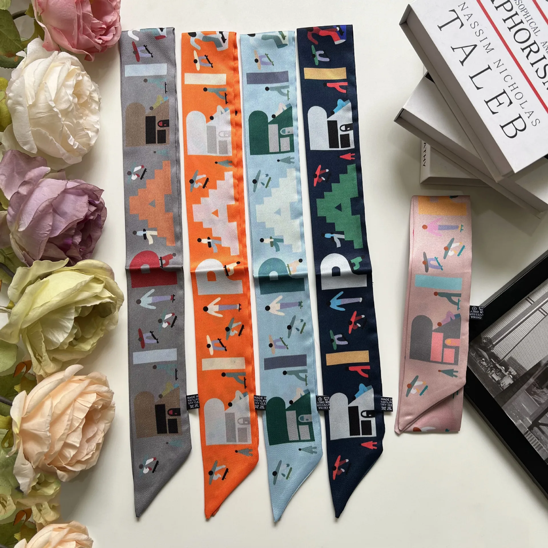 Foulard Étroit en Satin Imprimé pour Femmes Lettres Paris Personnages Sportifs Bandeau Élégant Accessoire de Sac à Main
