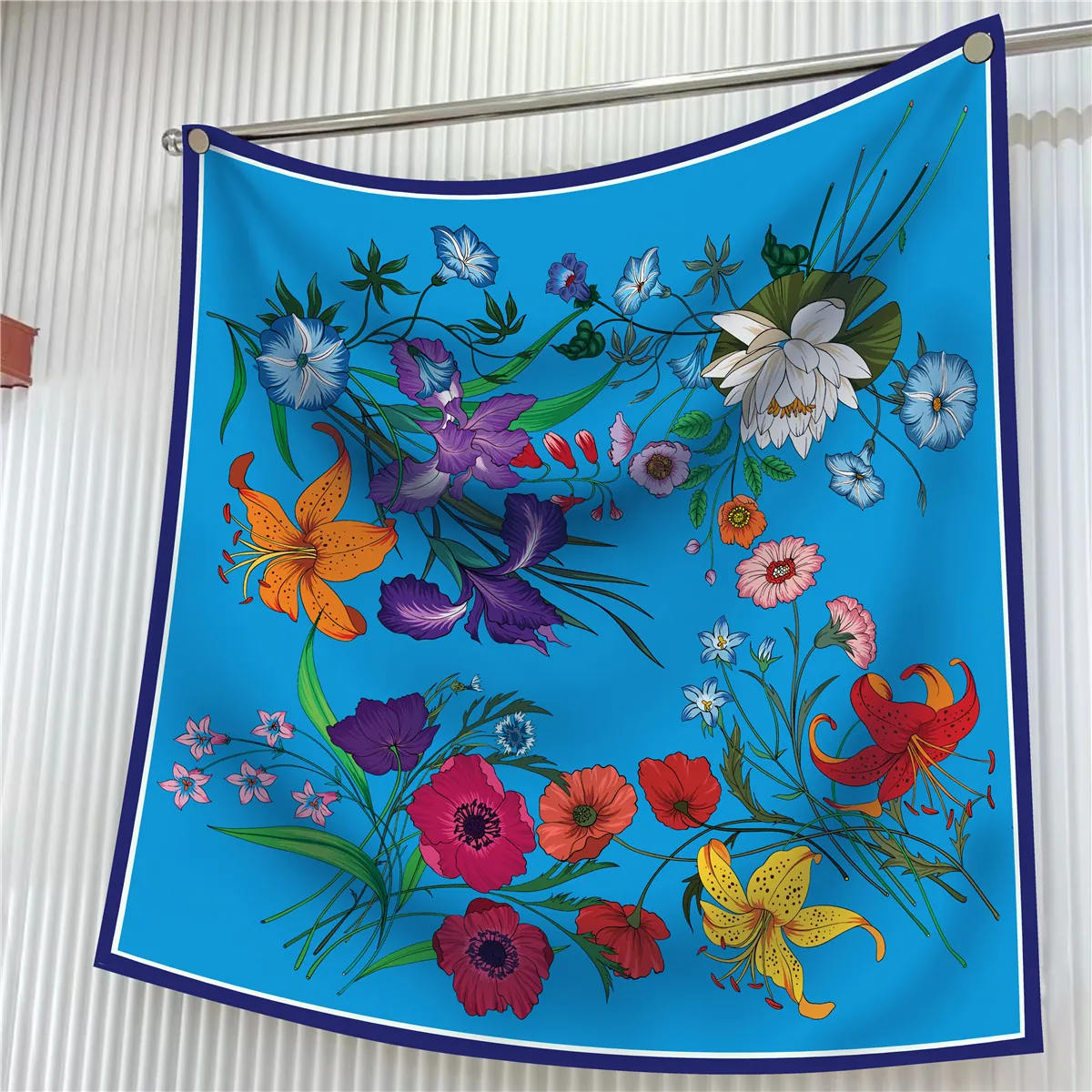 Foulard Carré Élégant en Satin pour Femmes Imprimé Floral et Tigre Aspect Soie Grand Châle Décoratif Accessoires de Mode