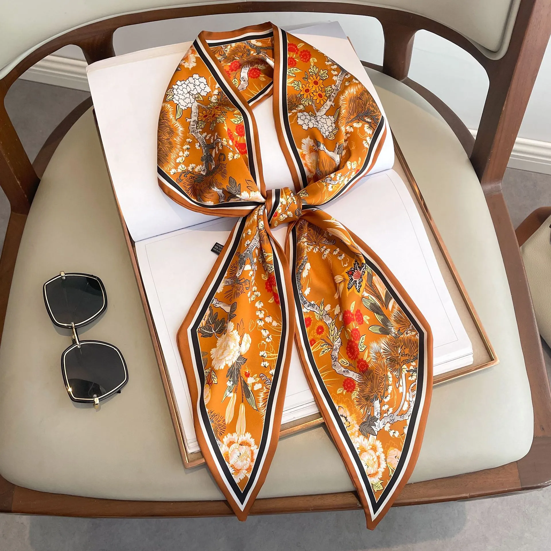 Sciarpa Sottile in Raso con Fiori e Gru Retrò da Donna Elegante Foulard Lungo Effetto Seta per Borsa Capelli Fascia Accessorio