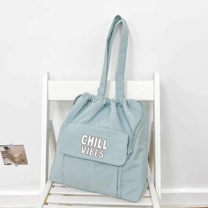 Dames Grote Capaciteit Nylon Tote Bag Casual Trekkoord Schoudertas Met Chill Vibes Letter Print Voor Gym Reizen Dagelijks Gebruik