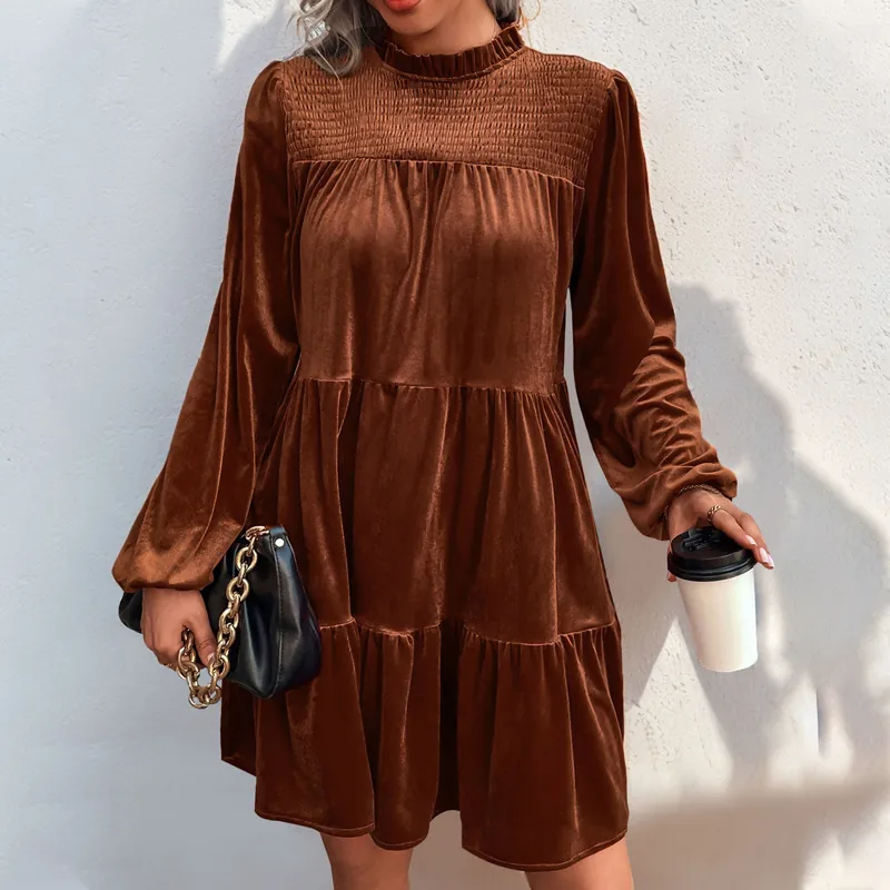 Robe Courte Élégante pour Femmes en Velours Manches Longues à Étages Col Montant Volanté Taille Smockée Automne Hiver Caramel