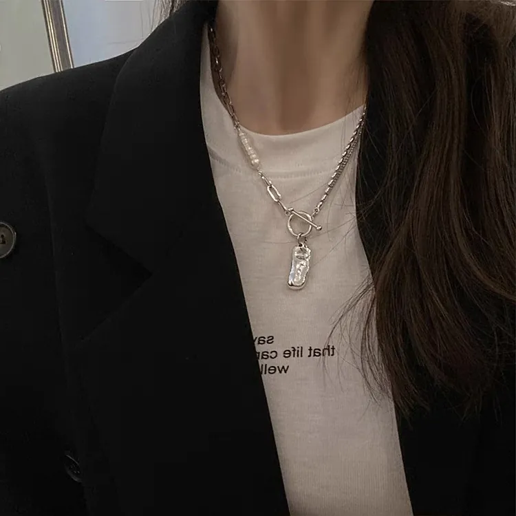 Collar de Aleación Chapado en Oro Vintage Francés Con Colgante de Metal Irregular Perla de Agua Dulce Barroca Hebilla OT Para Mujer