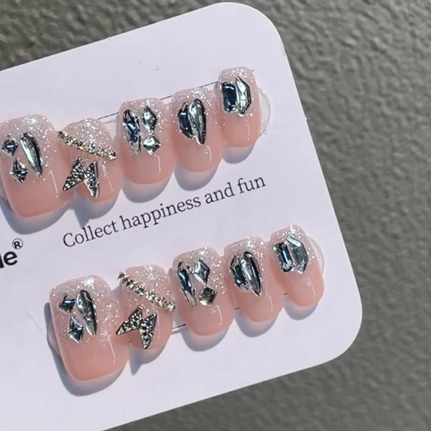 Faux Ongles Faits à la Main Rose Argent Paillettes Dégradé Papillon Strass Cercueil Court Ongles Artificiels pour Femmes Quotidien