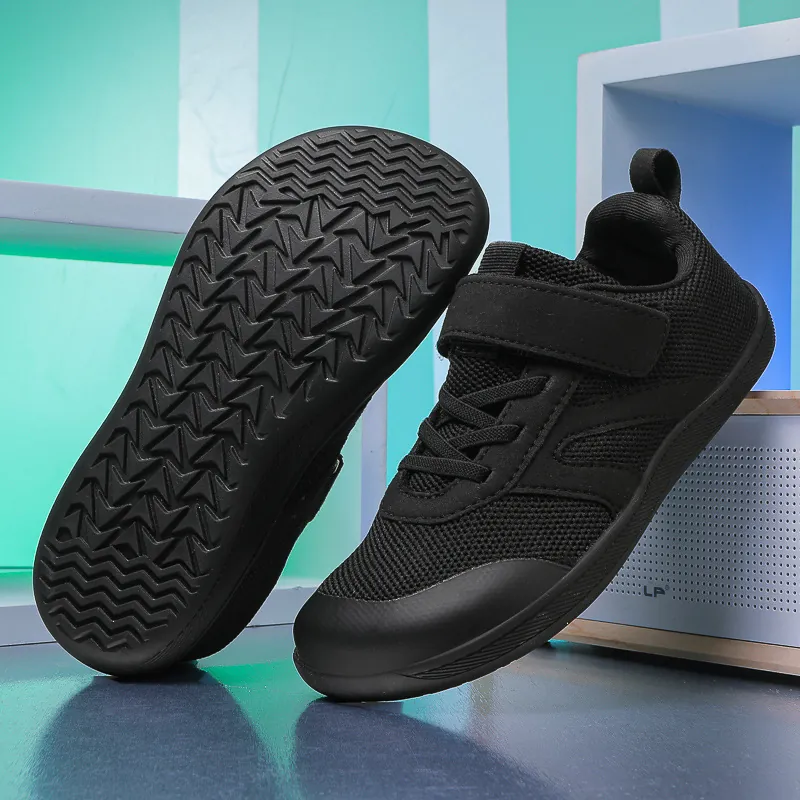 Baskets Pieds Nus pour Enfants Pointe Large Tige en Mesh PU Respirant Chaussures de Sport Décontractées avec Crochet et Boucle Semelle en Caoutchouc Antidérapante