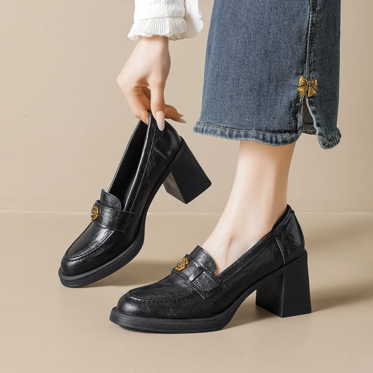 Damen Britischer Vintage Blockabsatz Loafer Kamelie Metallschließe Runde Zehenpartie Plateau Mikrofaser Leder Pumps Büro Alltag Schuhe