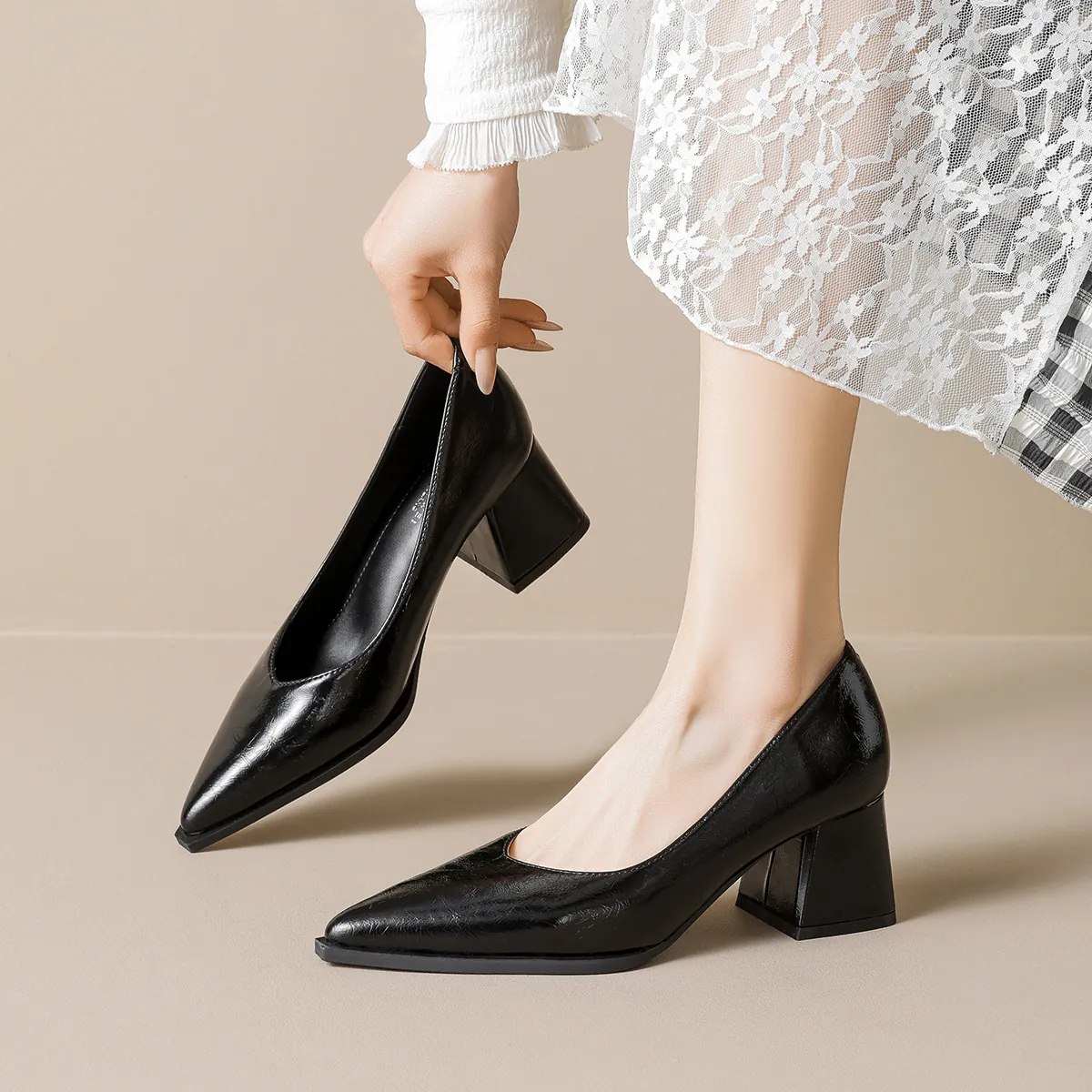 Zapatos de Tacón con Punta Estrecha y Tacón Grueso para Mujer Microfibra Gamuza Aspecto Cuero Elegantes Zapatos para Oficina y Trabajo Negro