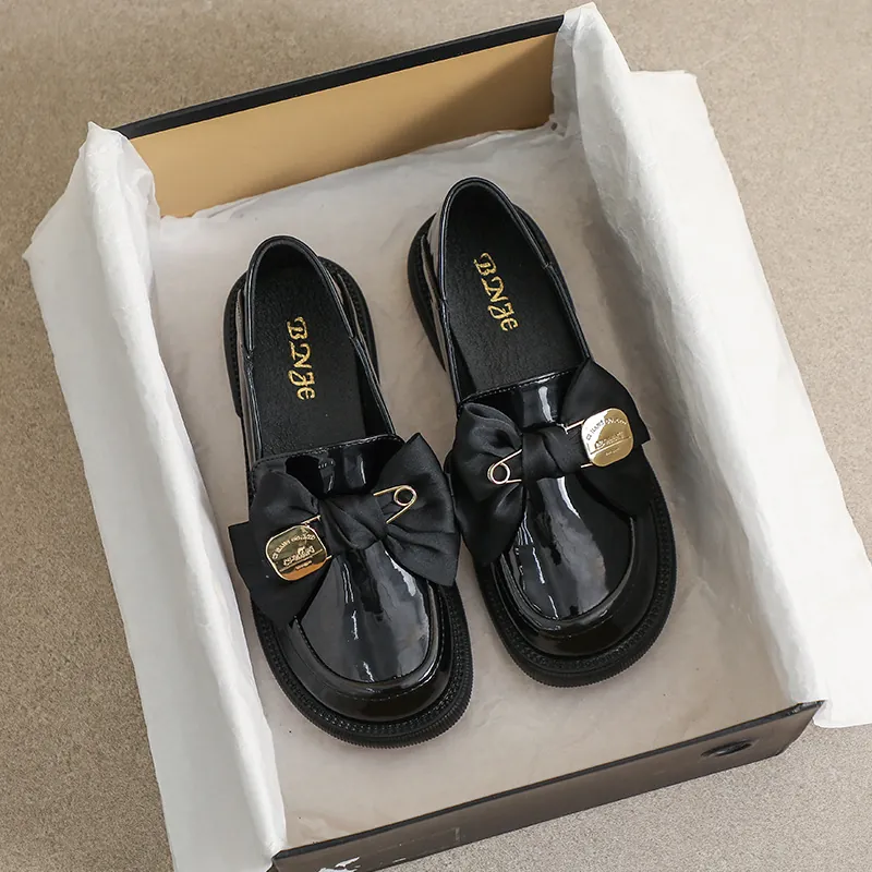 Mocasines Retro de Mujer en Charol Negro Con Lazo Grande Y Alfiler Dorado Suela Gruesa Estilo Preppy Zapatos Planos Casuales
