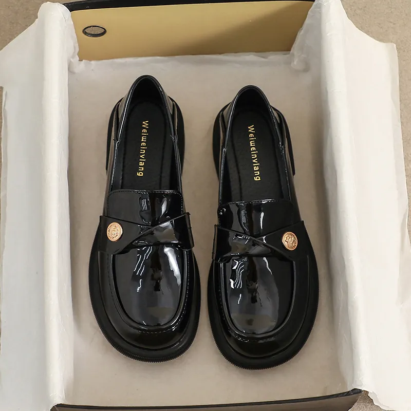 Mocassini da Donna in Stile Britannico con Zeppa in Pelle Verniciata Opaca Scarpe con Tacco Largo Fibbia con Testa di Leone Oro Punta Arrotondata