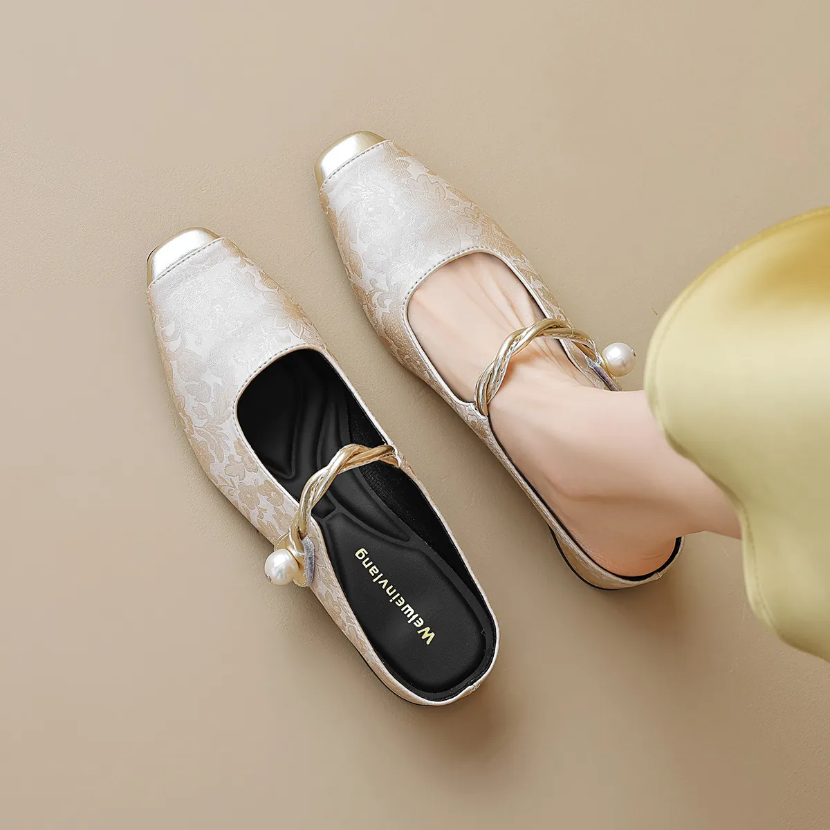 Französische Vintage Damen Satin Jacquard Mules Eckige Zehe Metallkappe Perle Riemen Blockabsatz Slides Elegante Blumen Hausschuhe