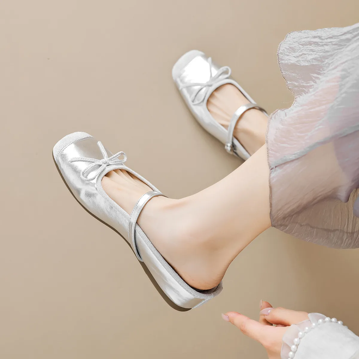 Zapatos Planos de Bailarina Plateados para Mujer Estilo Francés Punta Cuadrada Mary Jane Mules con Aumento de Altura Interior de Microfibra y Lazo