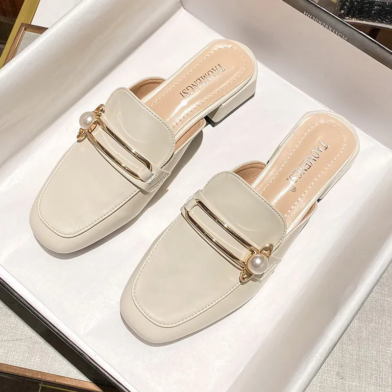 Mules de Punta Cerrada para Mujer Cuero de Microfibra con Perlas y Metal Tacón Grueso Pantoletten Casual Elegante Japonés