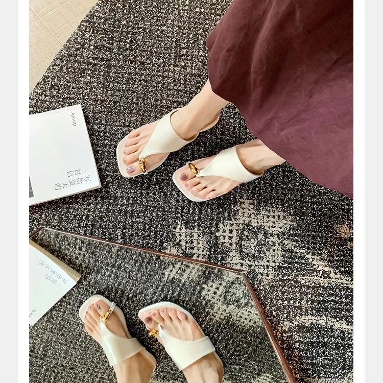 Dames Microvezel Teenslippers Vierkante Teen Platte Pantoffels Met Metalen Decoratie Zomer Outdoor Casual Strand Slides