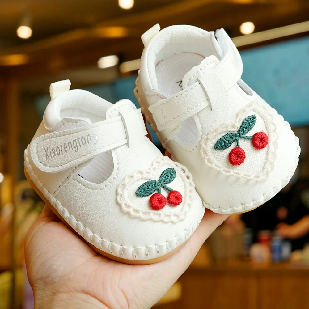 Chaussures de Premier Pas Bébé Fille Semelle Souple Broderie Cerise Dentelle Cœur Antidérapant Cuir Synthétique