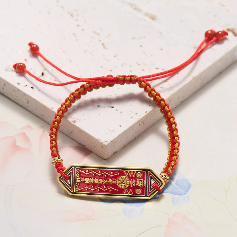 Bracelet Traditionnel Chinois Amulette Tai Sui Tissé à la Main Cordon Rouge Avec Perles d'Agate Rouge Plaque en Alliage Doré Pour Protection