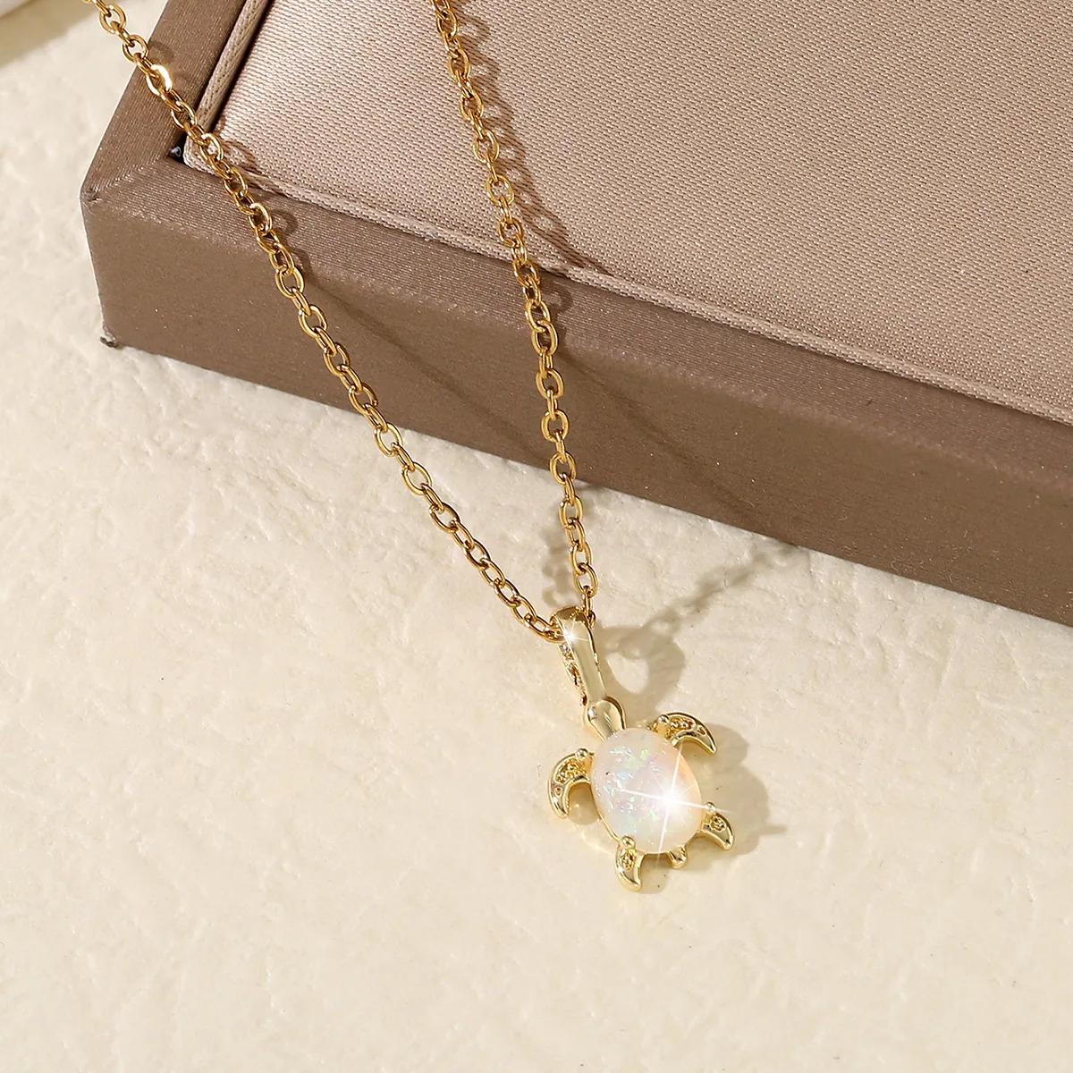 Élégant Collier Pendentif Tortue de Mer en Cuivre Plaqué Or Avec Opale Blanche pour Femme Bijoux de Plage Style Océan