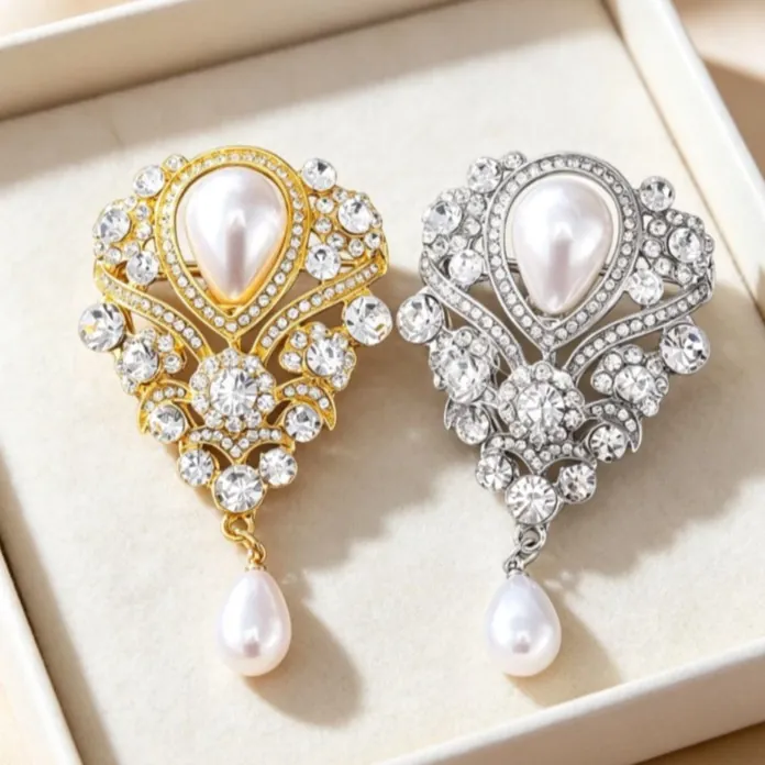 Elegante Vergoldete Legierung Blumenstrauß Brosche Mit Weißen Künstliche Perlenimitaten Und Zirkonia Für Damen Bankett Party Schmuck