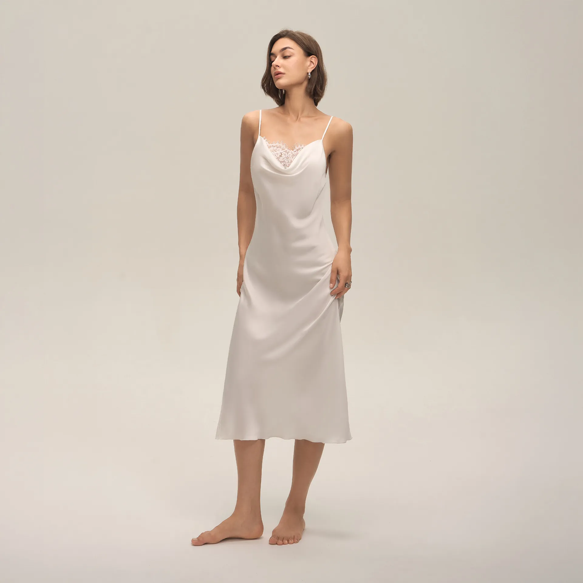 Elegante Camicia da Notte in Raso Bianco Bordo in Pizzo Spacco Laterale Scollo a Cappuccio Abito Sottoveste Lungo da Donna