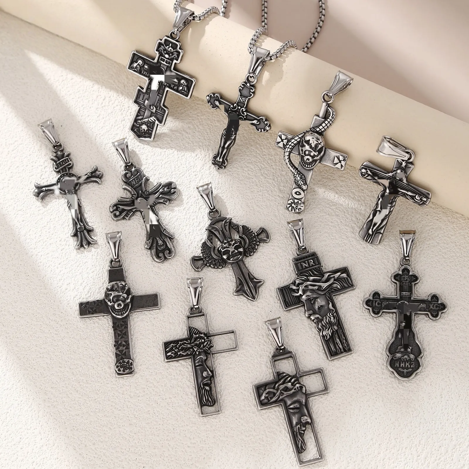 Pendentif Croix en Acier Inoxydable Vintage pour Hommes Crucifixion de Jésus Bijoux Religieux Gothique Punk Collier Vintage Usé