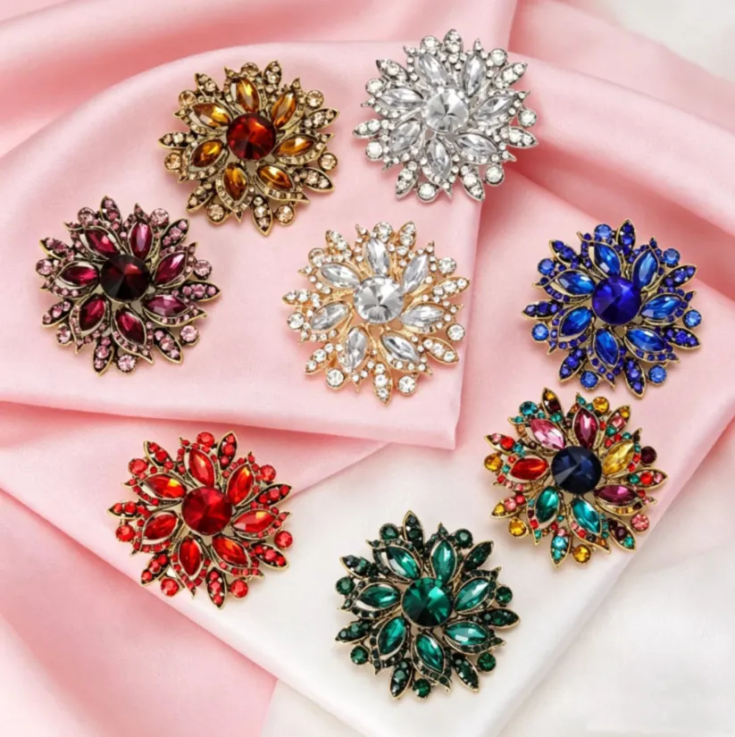 Broche Fleur en Alliage Vintage Avec Cristaux de Strass Colorés Bijoux de Mode Élégants Corsage Pour Femmes Manteau Robe Accessoire Cadeau
