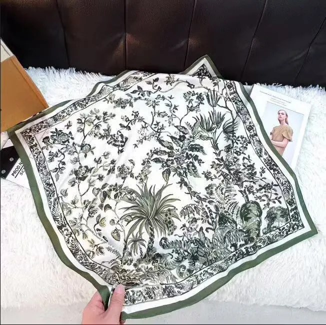 Elegante Foulard Quadrato in Satin da Donna Vintage Coreano con Stampa Animalier e Floreale Sciarpa da Collo Accessori Moda