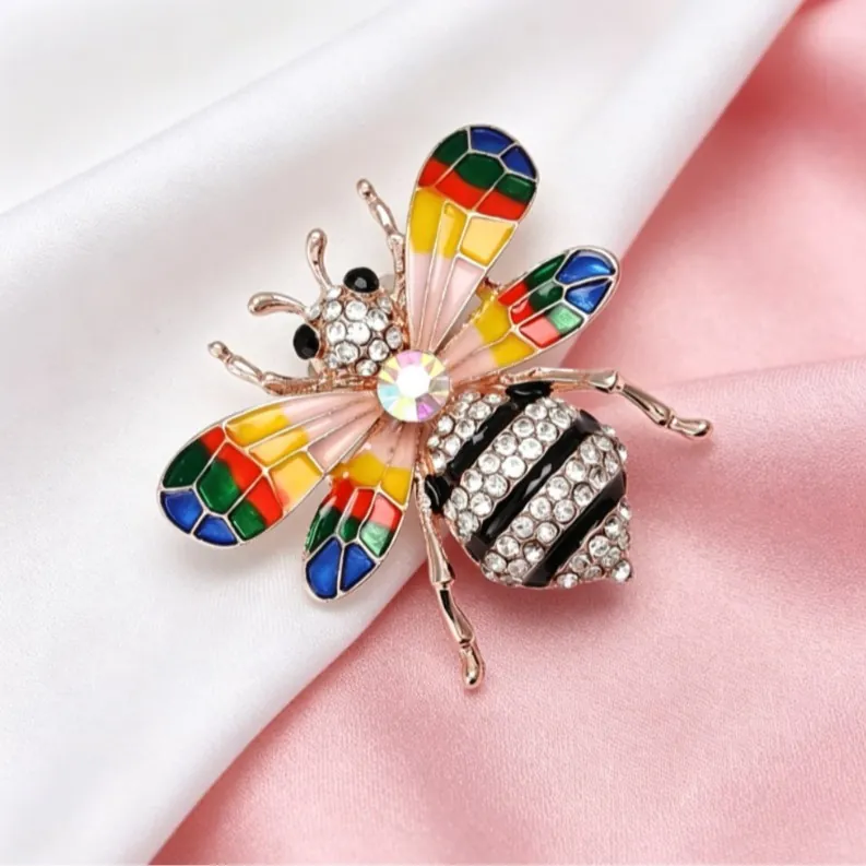 Élégante Broche Feuille de Künstliche Perle Alliage Plaqué Or Design Ajouré Avec Strass Bijoux de Mode pour Femmes Broches Banquet