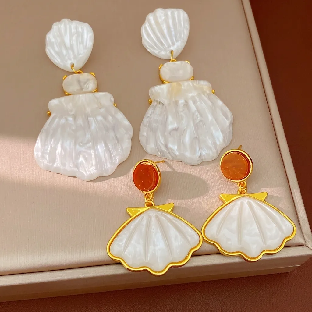Orecchini a Cerchio in Resina a Forma di Conchiglia alla Moda per Donna Eleganti Orecchini Geometrici con Bordo in Metallo Placcato Oro Gioielli per Vacanze al Mare con Perno in Argento