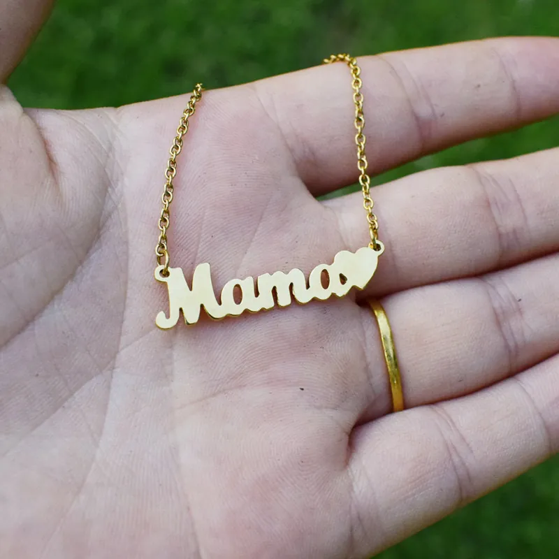 Collier Pendentif Lettre Mama Cœur en Acier Titane Minimaliste Tons Or Argent Plaqué 18K Cadeau Fête des Mères Bijoux Femme