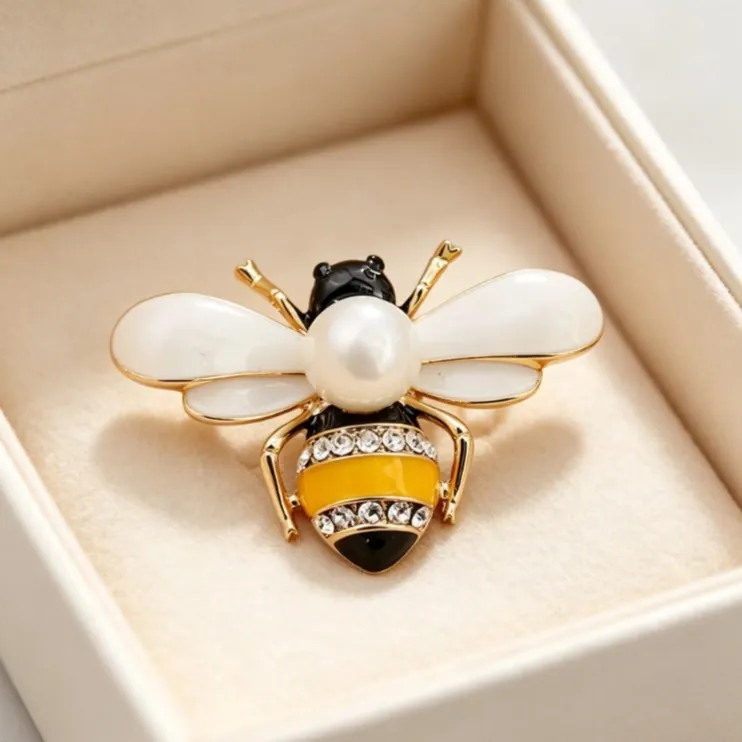 Vintage Alloy Dragonfly Brooch With White Artificial Pearl Red Rhinestone Pin For Women Banquet Elegant Animal Brooches Jewelry Accessories
