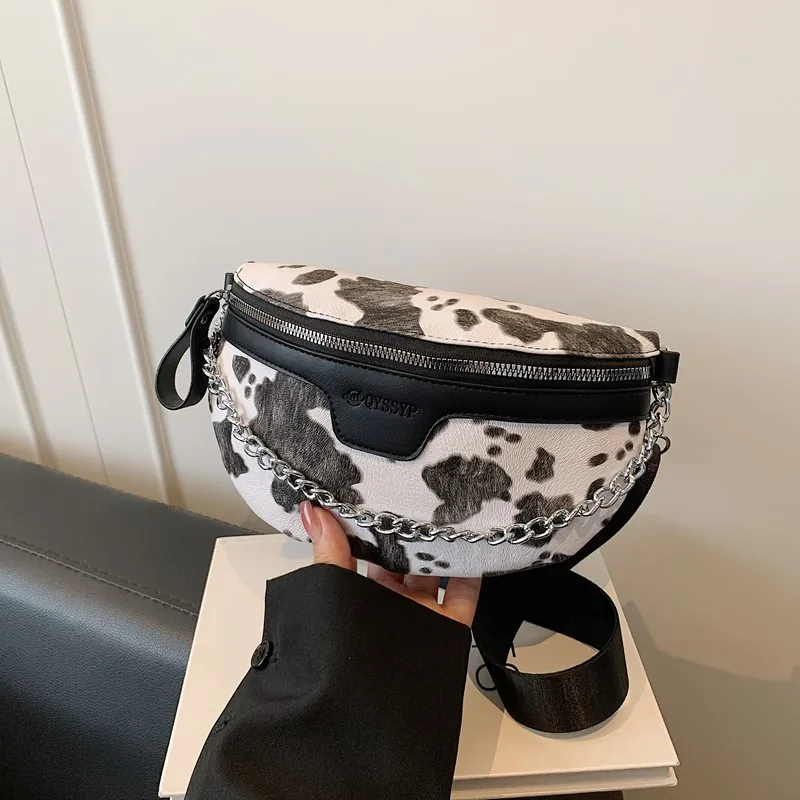 Sac de Poitrine Vintage Motif Vache pour Femmes Sac Bandoulière en Cuir PU Avec Chaîne en Métal Bandoulière Large Sac de Mode