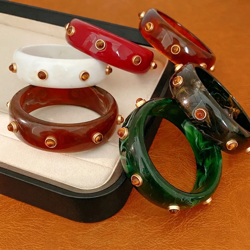 Bracciale Rigido in Resina Rotondo Retrò Francese per Donna Motivo Marmorizzato con Borchie in Metallo Gioielli di Moda