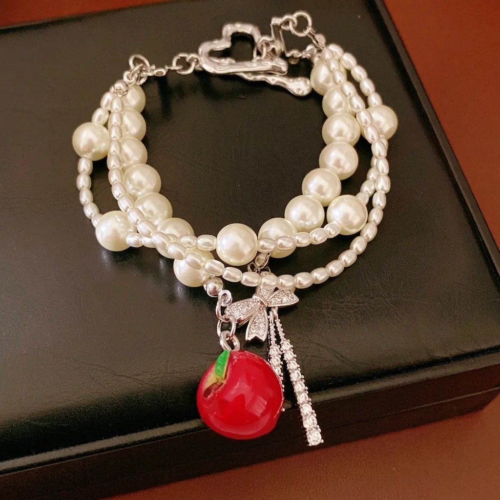Bracciale di Perle Artificiali Multistrato Fiocco in Zirconia Ciondolo a Mela Catena OT a Cuore Elegante Gioielli Donna Braccialetto